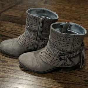 Girls side zip, tassle ankle boots